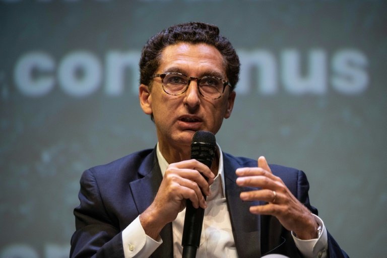 Après les échecs de Mediapro, le retrait d’Amazon et l'impasse avec DAZN, la Ligue de Football Professionel (LFP) envisage sa propre chaîne. Canal+ propose de la distribuer… et de diffuser le choc du dimanche soir.
Une nouvelle ère se profile pour les droits TV du foot français.