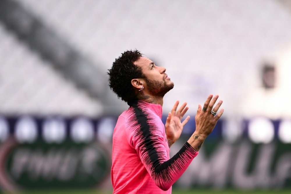 Tres partidos a Neymar por su agresión a un hincha. AFP