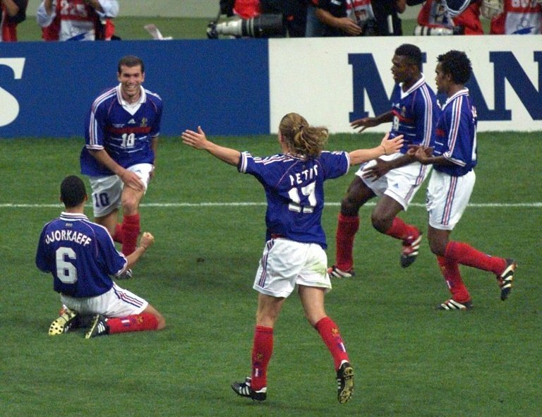 Emmanuel Petit tacle le Barça et dénonce du racisme. AFP