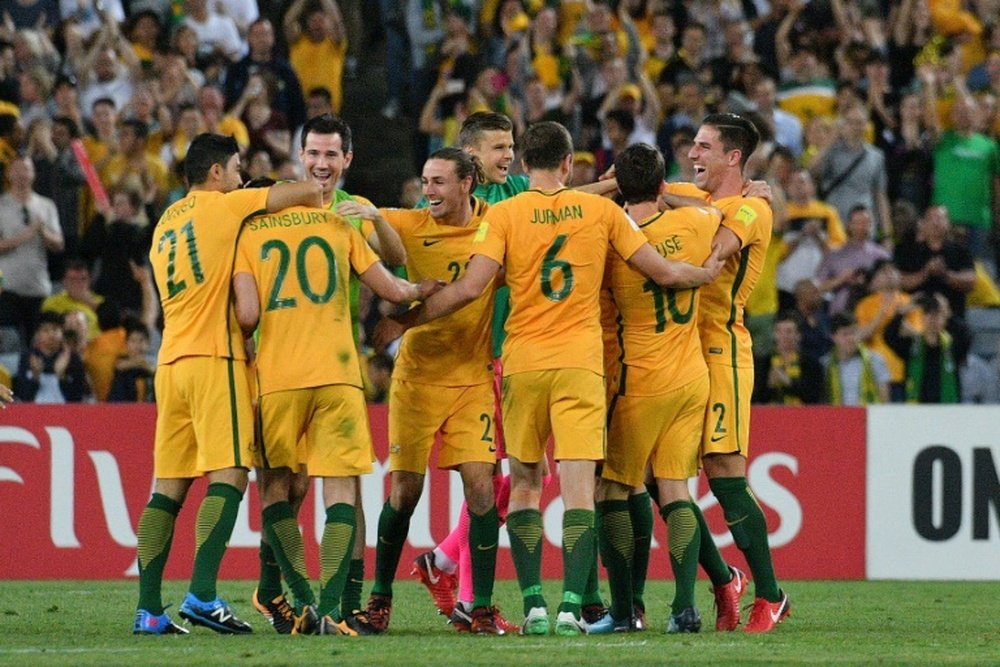Les Australiens se congratulent après leur qualification pour le Mondial 2018. AFP
