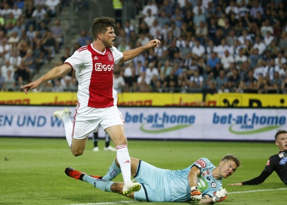 Klaas-Jan Huntelaar no quiere que De Jong se distraiga. AFP/Archivo