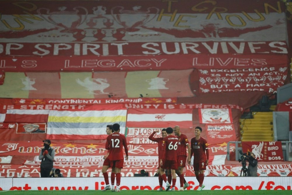 Liverpool faz a festa (literalmente) , mas guarda emoção para a última rodada. AFP
