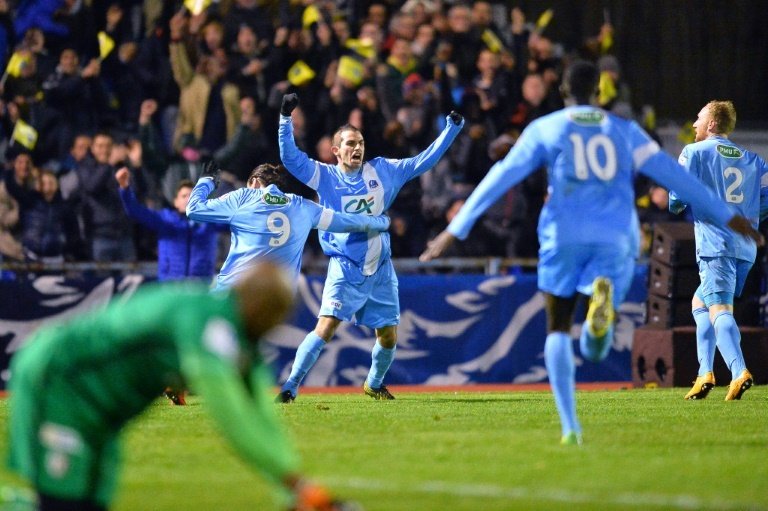 Los jugadores del Trelissac celebran eufóricos su victoria ante el Lille. AFP
