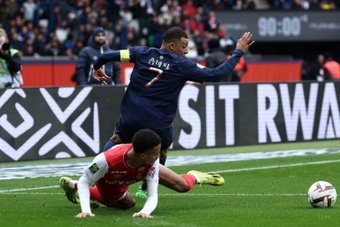 El Paris Saint-Germain pagó cara la resaca de la clasificación para los cuartos de final de la Champions y, con un equipo lleno de suplentes, empató a 2 contra el Reims. La Ligue 1 no peligra.