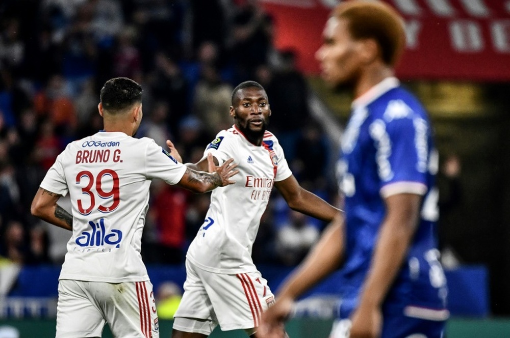 Toko Ekambi rescata a un Lyon con diez. AFP