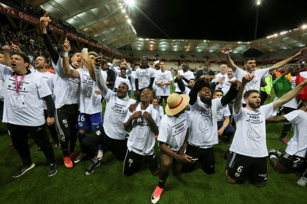 La joie des joueurs dAmiens après leur accession en L1 à lissue du match face à Reims. AFP