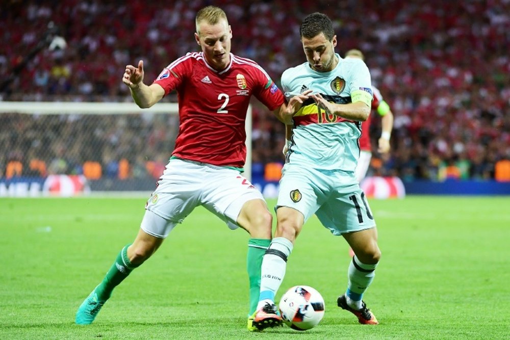 Le défenseur hongrois Adam Lang à la lutte avec l'attaquant Eden Hazard lors de l'Euro-2016. AFP