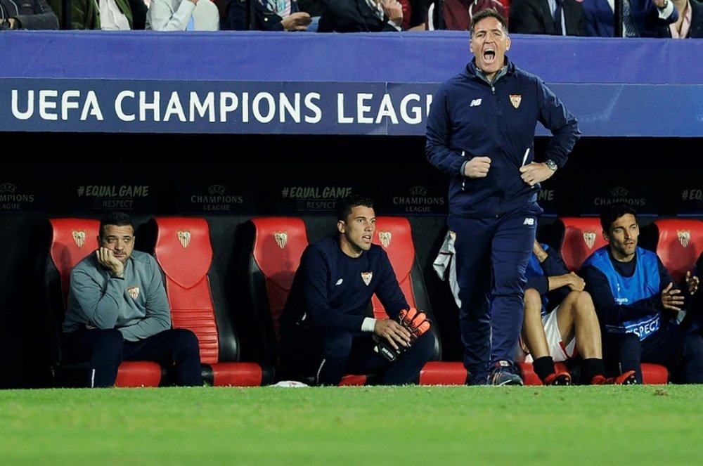 Eduardo Berizzo tente de galvaniser ses joueurs opposés à Liverpool. AFP