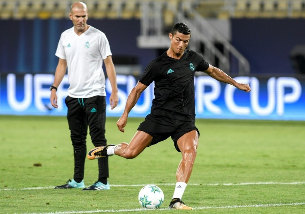 L'entraîneur du Real Madrid Zinédine Zidane et l'attaquant vedette Cristiano Ronaldo. AFP