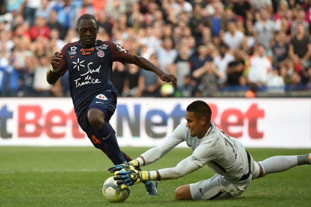 Le Montpelliérain Jérôme Roussillon stoppé par le gardien du PSG Alphonse Areola à La Mosson. AFP