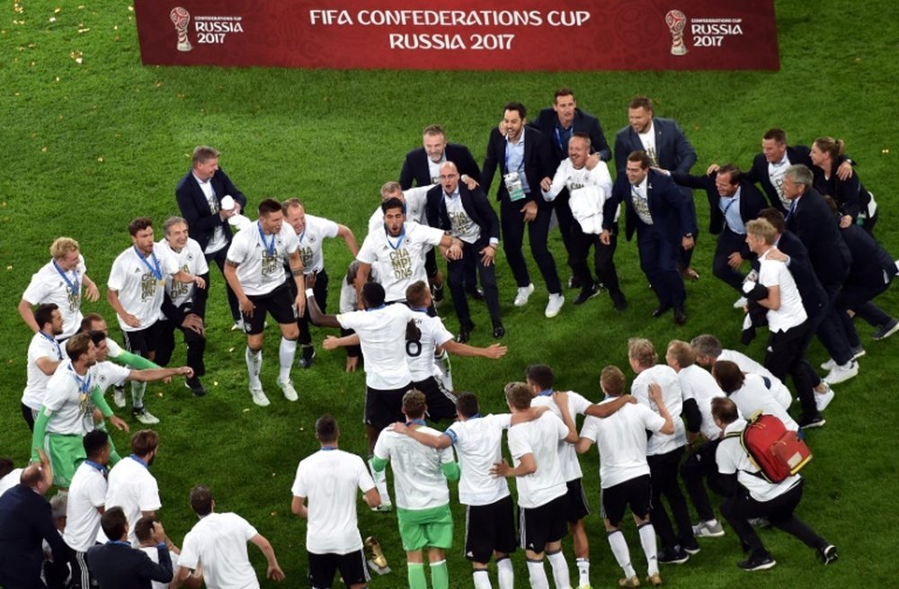 Les joueurs et le staff technique de l'Allemagne en liesse après leur victoire. AFP