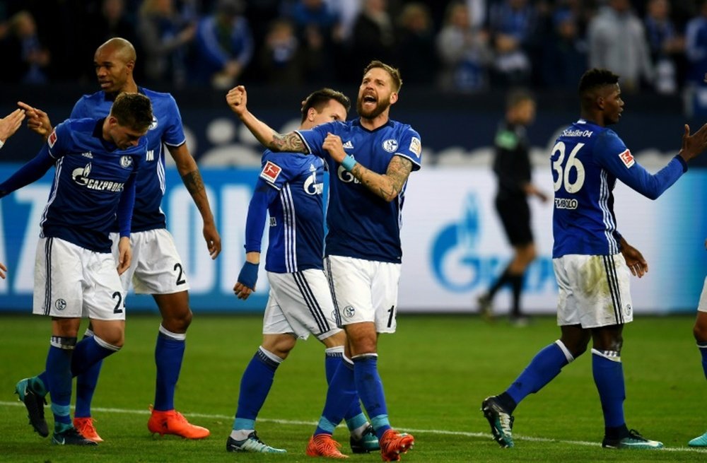 Schalke 04 réalise la bonne opération du week-end. AFP