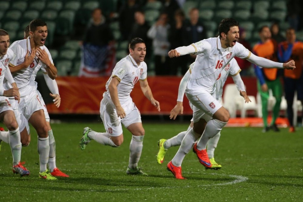 Marko Grujic (d) et léquipe de Serbie fêtent leur victoire contre les Etats-Unis lors du Mondial (-21 ans), le 14 juin 2015 à Auckland