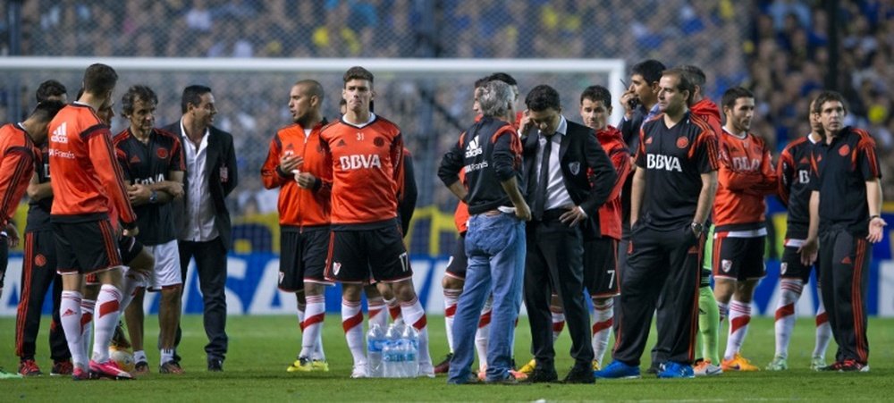 Joueurs de River attendant la décision de l'arbitre suite aux violences lors du match contre Boca.