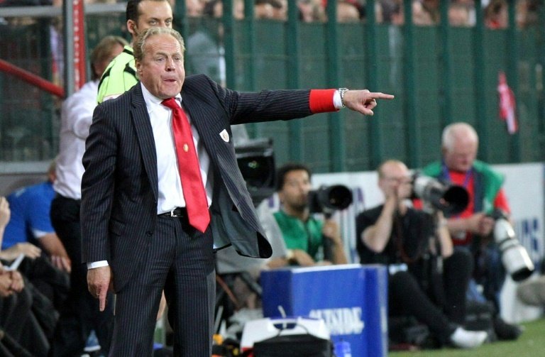 Le Belge Dominique DOnofrio, alors entraîneur du Standard de Liège, donne des instructions à ses joueurs lors du match contre le FC Bruges, le 7 mai 2011 à Liège