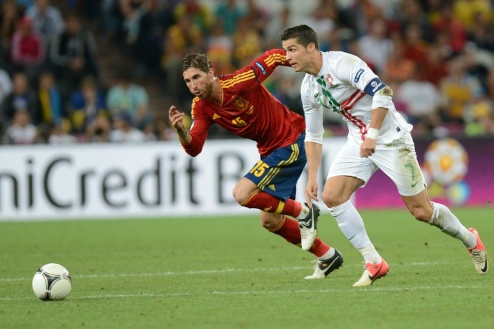 Le défenseur espagnol Sergio Tamos (g) face à son coéquipier au Real Madrid. AFP