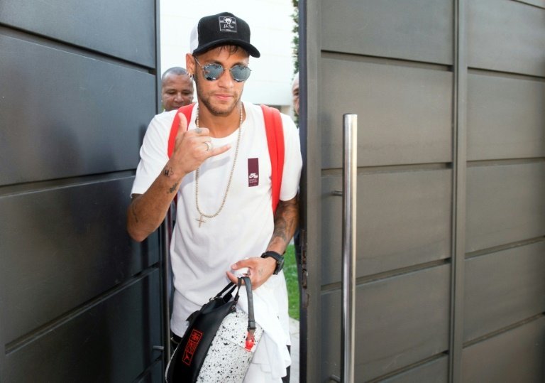 Neymar firmó por seis meses con Santos. AFP