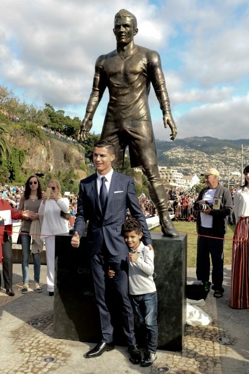 La statue à leffigie de Cristiano Ronaldo lors de son inauguration, en présence du joueur et son fils, le 21 décembre 2014 à Funchal