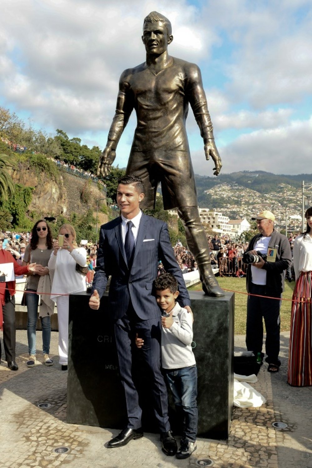 La statue à leffigie de Cristiano Ronaldo lors de son inauguration, en présence du joueur et son fils, le 21 décembre 2014 à Funchal