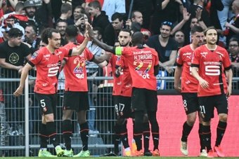 El Rennes confirmó este domingo el descenso del Troyes a Ligue 2. El doblete de Karl Toko Ekambi más los goles de Arthur Theate y Benjamin Bourigeaud mantienen vivo el sueño europeo en Roazhon Park.