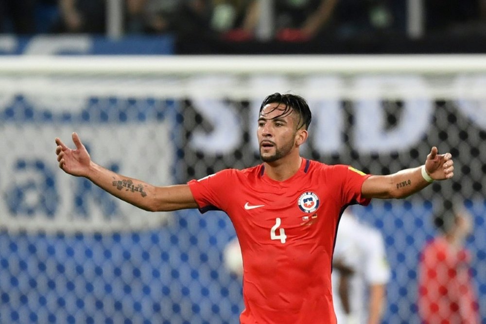 Mauricio Isla quiere que Chile vuelva al nivel de la Copa América. AFP