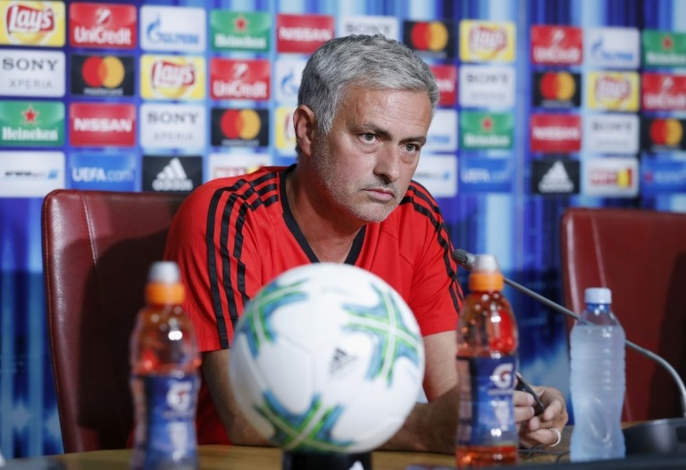 José Mourinho confesó que no le sorprendió la destitución de De Boer. AFP