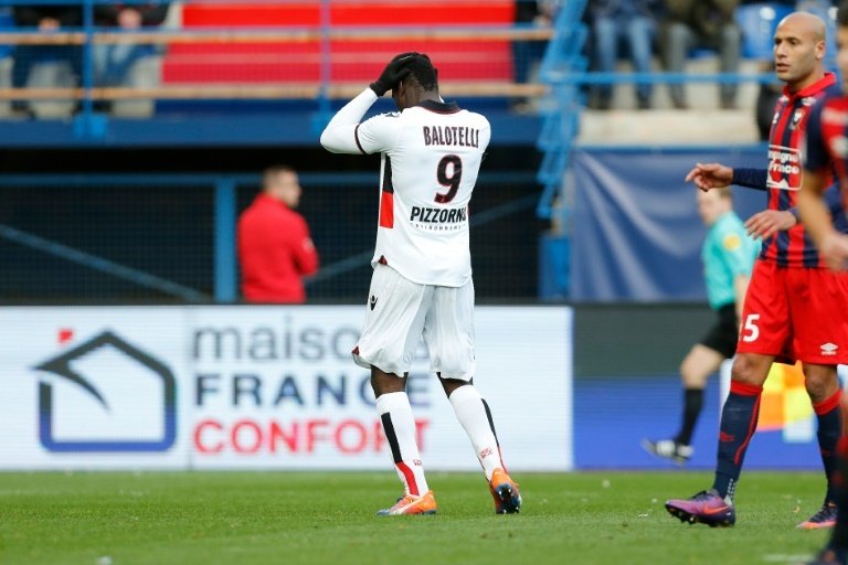 Balotelli no pudo ver puerta y el Niza perdió su primer partido. AFP