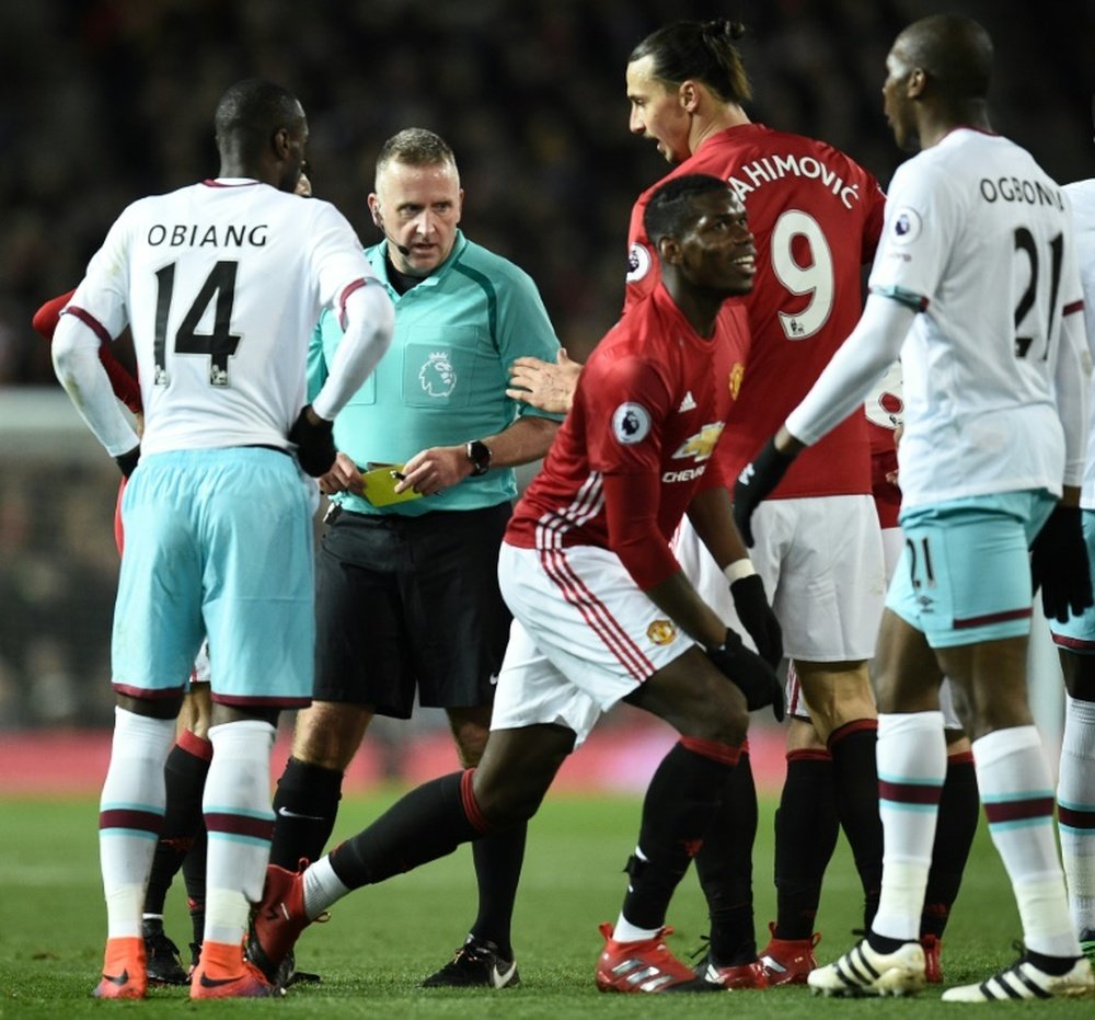 Paul Pogba reçoit un carton jaune pour simulation lors d'un match contre West Ham. AFP