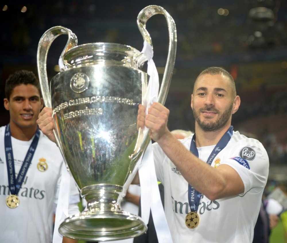 L'attaquant du Real Madrid Karim Benzema soulève la coupe de la Ligue des champions. AFP