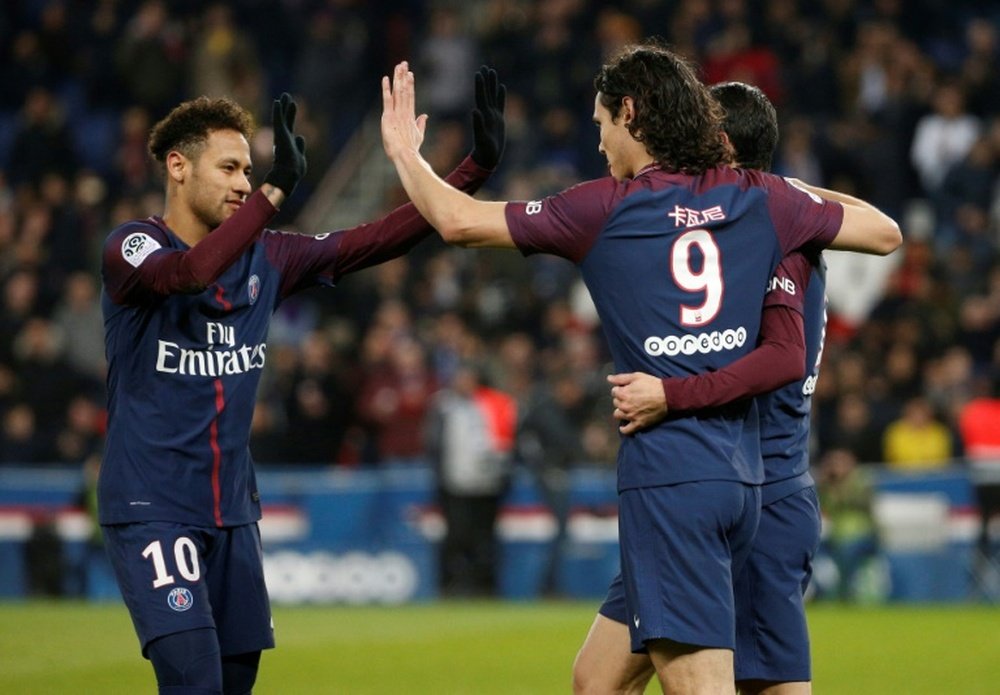 Paris, porté par le doublé de Cavani félicité par Neymar également buteur, a dominé Strasbourg. AFP