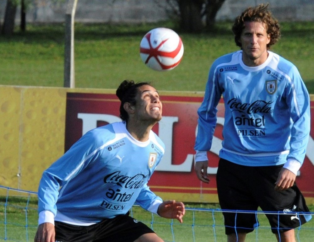 Edinson Cavani et Diego Forlan jouent au tennis-ballon avec la sélection uruguayenne. AFP