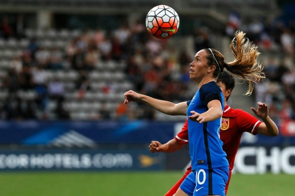 La milieu de terrain française Camille Abily lors dun match amical contre la Chine au stade Charléty à Paris, le 16 juillet 2016