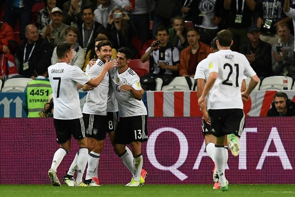Le milieu de l'Allemagne Stindl est congratulé par ses coéquipiers après son but face au Chili. AFP