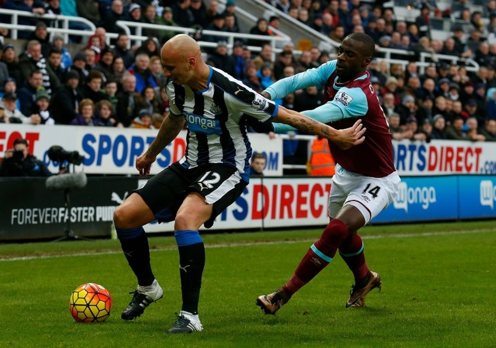 Shelvey (L) in action for Newcastle last season. AFP