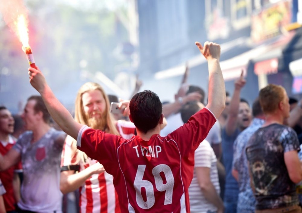 Les fans du PSV exultent dans les rues dEindhoven, après la conquête du titre de champion de leur équipe, le 8 mai 2016