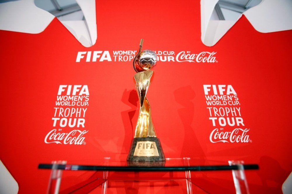Le trophée de la Coupe du monde féminine de football, à Ottowa le 1er avril 2015