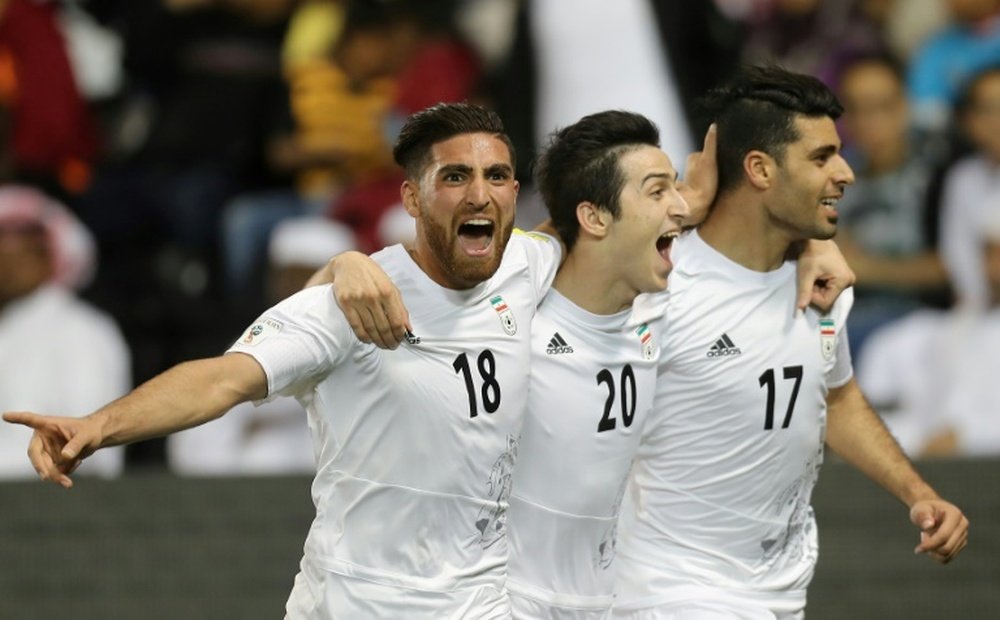 Mehdi Taremi partage sa joie avec ses coéquipiers après son but face au Qatar. AFP