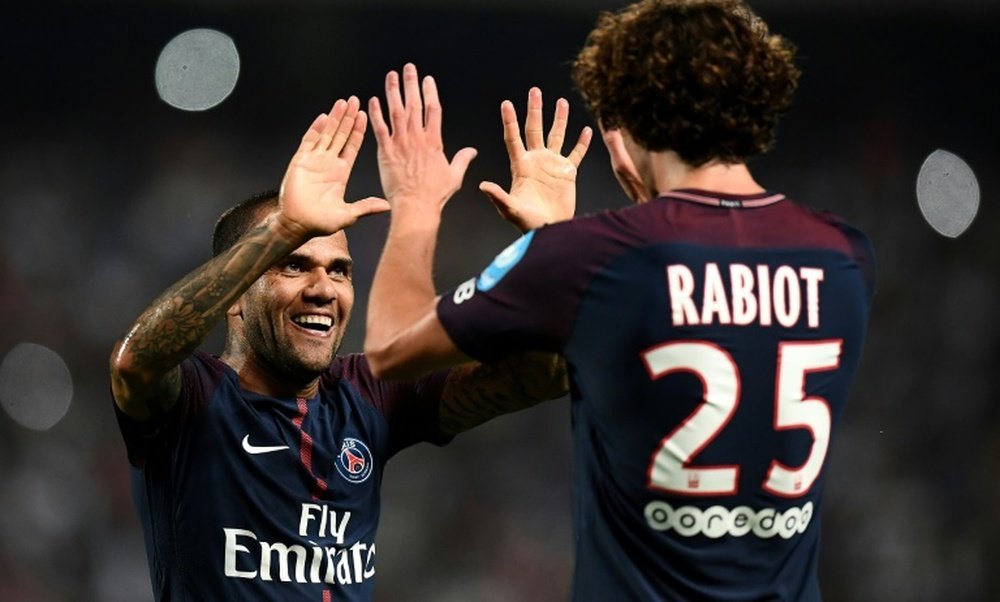 Les deux buteurs du PSG face à Monaco, Dani Alves et Adrien Rabiot. AFP