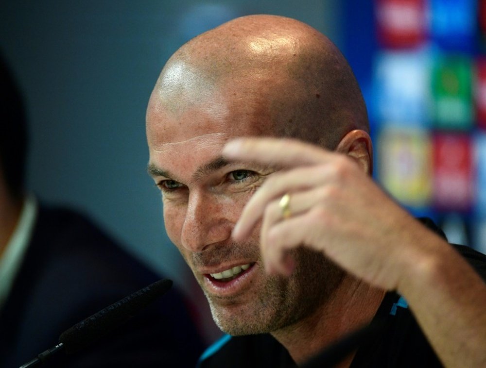 Le coach du Real Madrid Zinédine face aux médias au centre dentraînement de Valdebebas. AFP