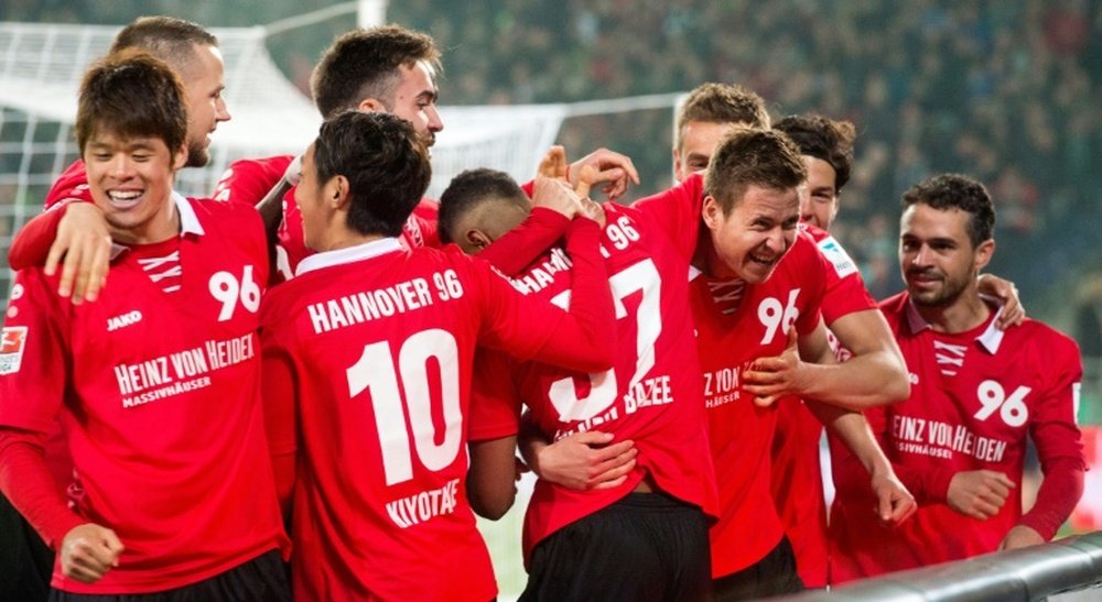 Les joueurs de Hanovre en liesse après le but de Waldemar Anton (3d) face à Mönchengladbach, le 15 avril 2015 à Hanovre