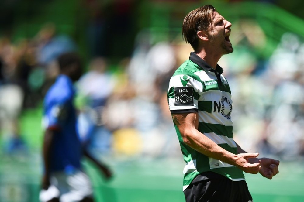 'Foxes' não conseguiram inscrever Adrien Silva. AFP