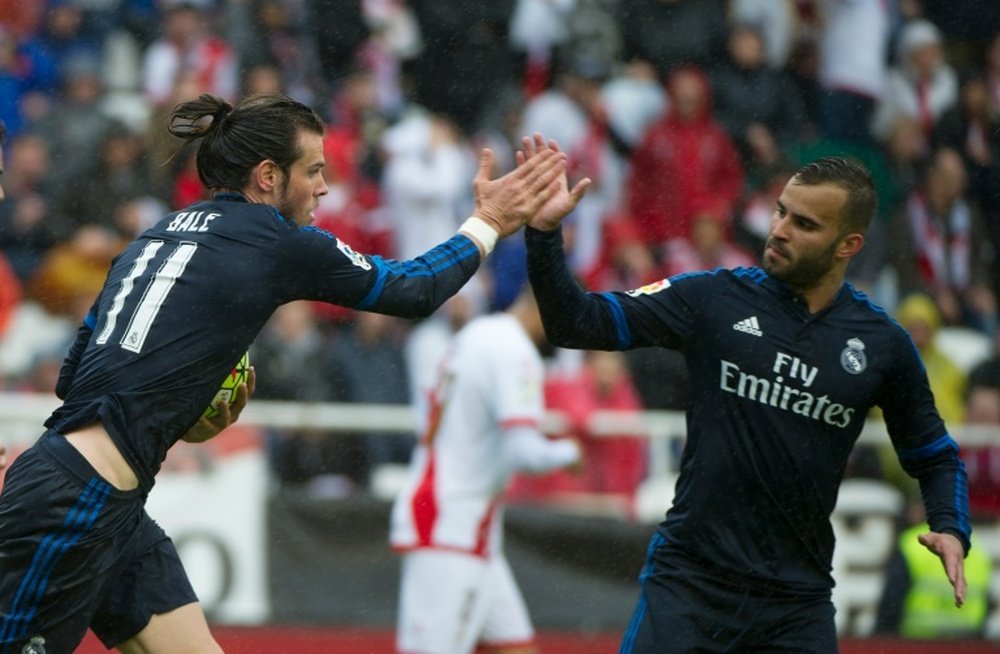 Lailier du Real Madrid Gareth Bale (g), félicité par son coéquipier Jesé après un but sur la pelouse du Rayo Vallecano, le 23 avril 2016