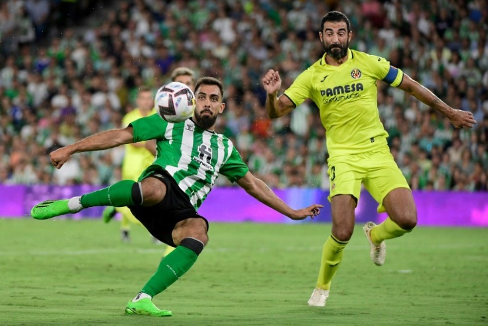 L`attaquant du Betis Séville Borja Iglesias (g), convoqué en équipe nationale par Luis Enrique. Photo prise à Séville le 11 septembre 2022