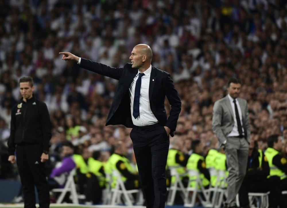 Zinédine Zidane replace ses joueurs face au FC Barcelone dans le 'Clasico'. AFP