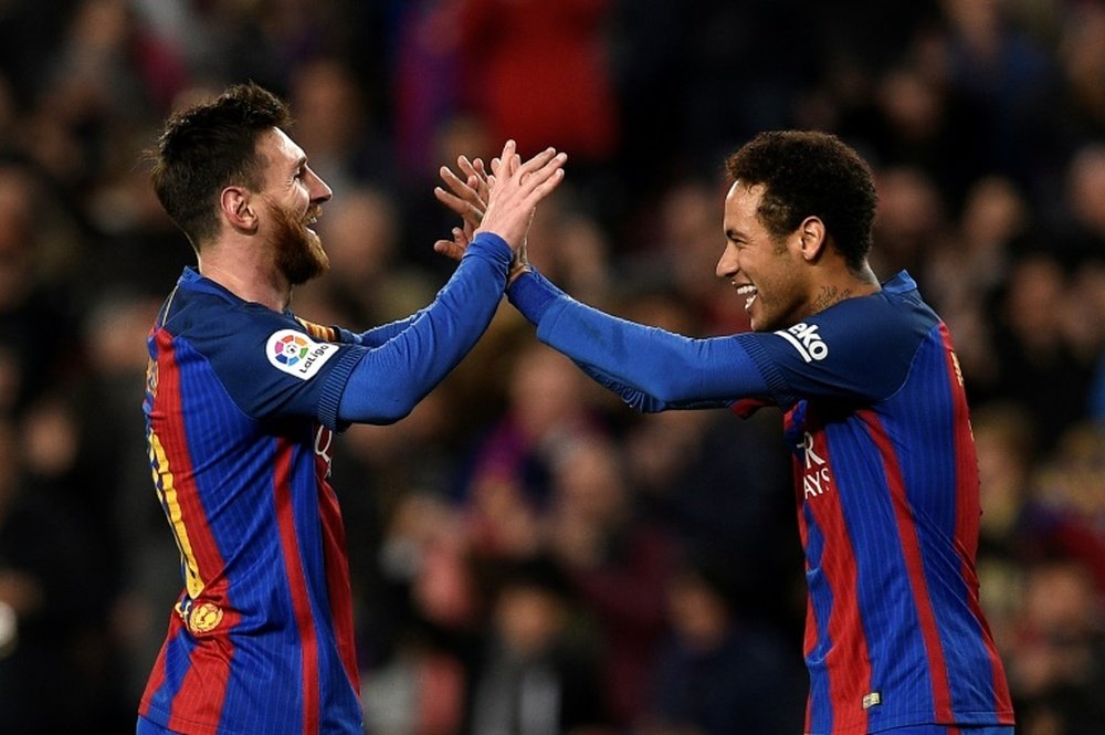 Messi et Neymar fêtent un but au Camp Nou. AFP