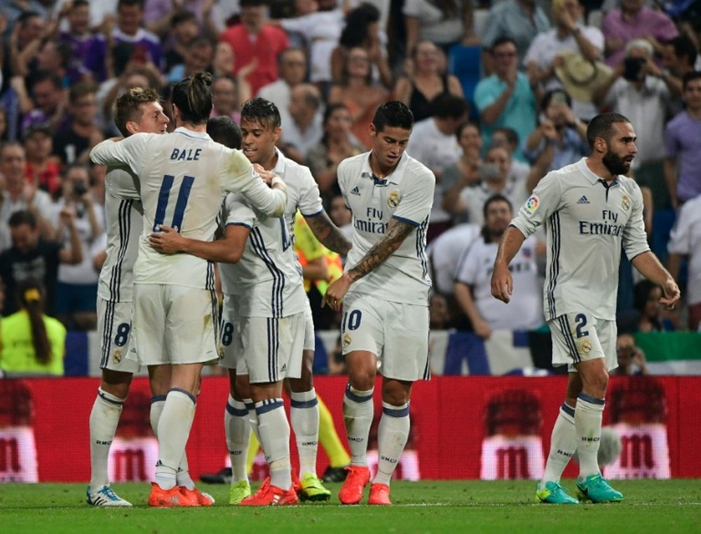 Les joueurs du Real Madrid se congratulent après le but de Toni Kroos (g) face au Celta Vigo à Santiago Bernabeau, le 27 août 2016