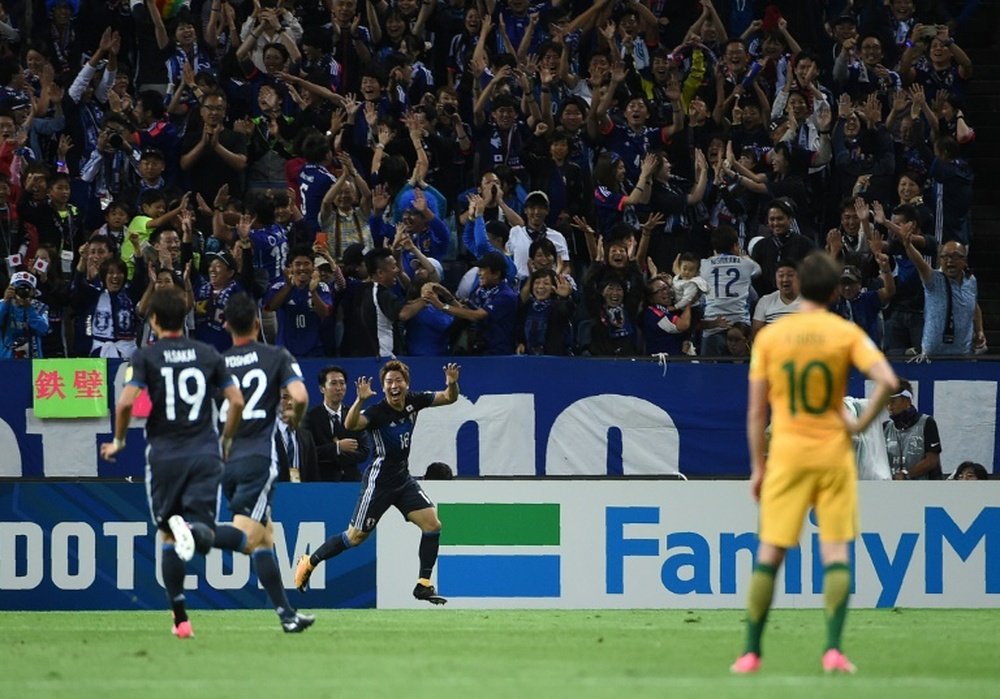 L'attaquant Takuma Asano (c) ouvre le score pour le Japon face à l'Australie. AFP