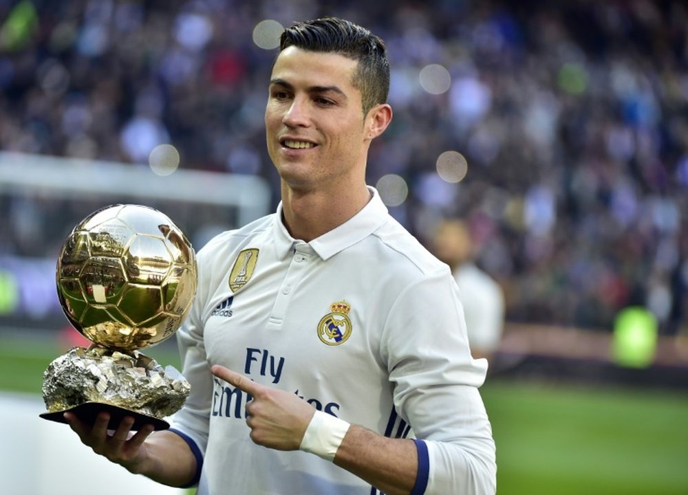 L'attaquant vedette du Real Madrid Cristiano Ronaldo pose avec son 4e ballon d'Or. AFP