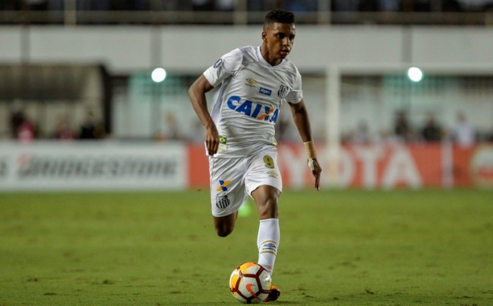Rodrygo já voltou a treinar com o Santos. AFP