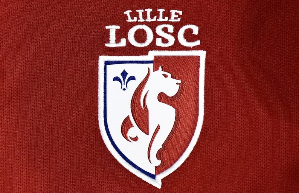 Logo de Lille (LOSC) sur un maillot de foot, à Paris. AFP
